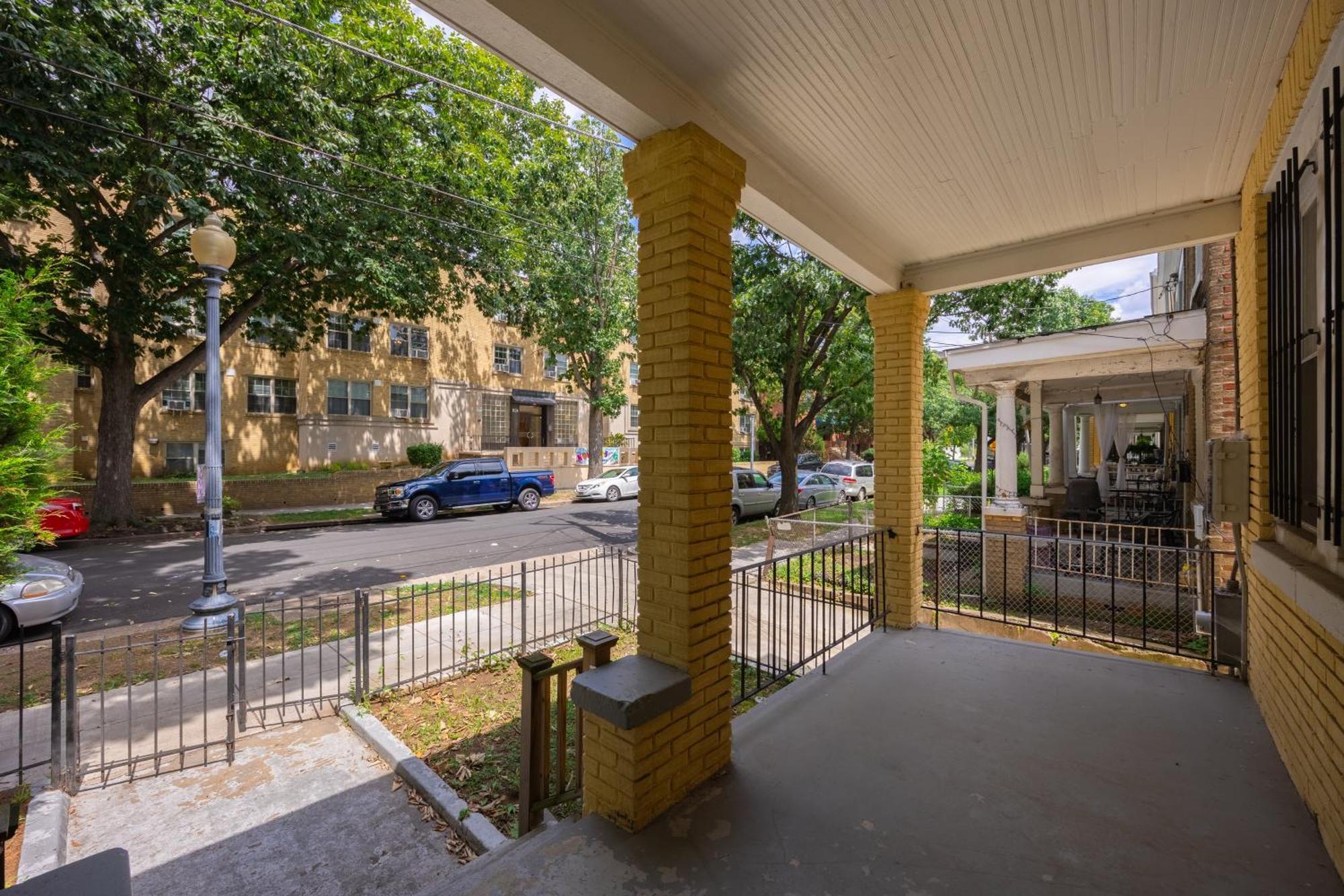 Cozy Apartment In Dc With Private Parking Washington Exterior photo